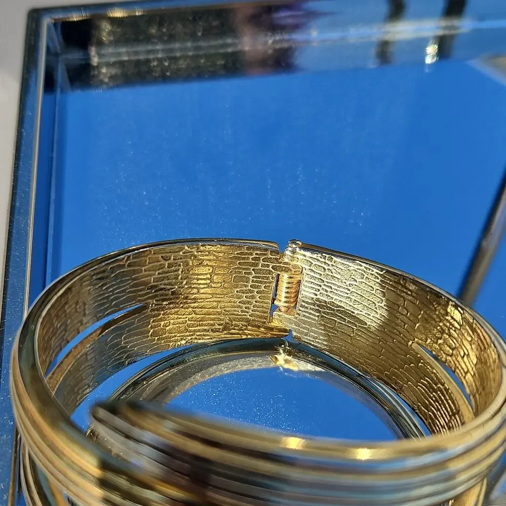 Vintage Gold Tone Hinged Cuff Grooved Design